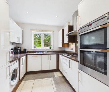 4 bedroom House in St. Matthews Court, Maidenhead - Photo 2