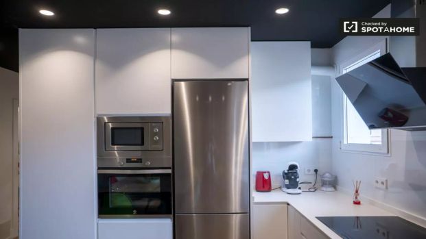 Rooms for rent in 5-bedroom apartment in Valencia - Foto 1
