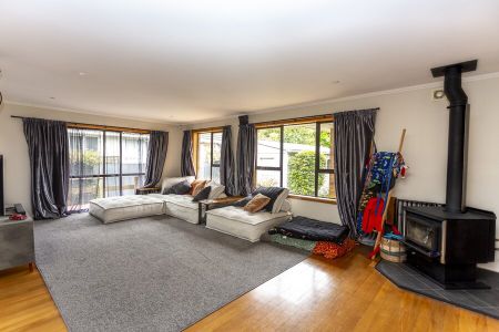 Spacious pet friendly family home in Hoon Hay! - Photo 2