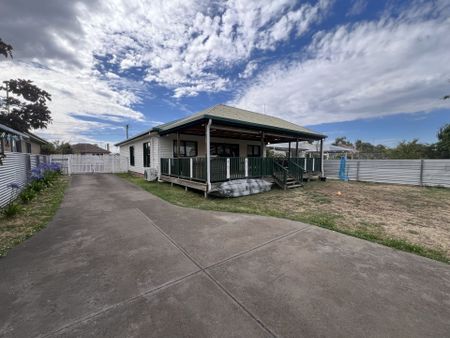 Spacious Three Bedroom Family Home - Double Shed, Generous yard and Alfresco. - Photo 2