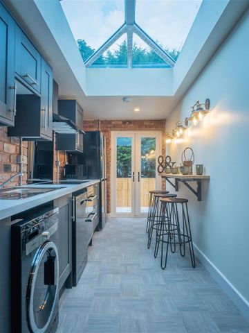 1 bedroom in a house share to rent - Photo 5