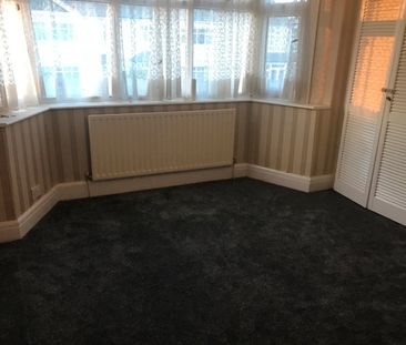 3 Bed Terraced House, St. Andrews Road, IG1 - Photo 2