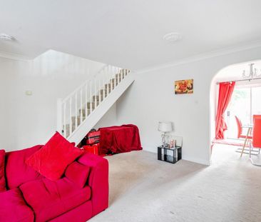 3 bedroom House To Let Total Size: 948 SQ FT - Photo 2
