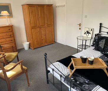 A Stylish House Share for Professionals - Photo 1