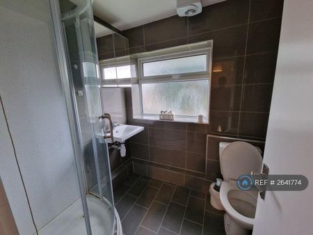 1 bedroom in a house share to rent - Photo 2