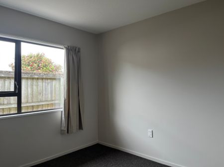 Freshly painted 3-bedroom unit in the heart of Hillmorton! - Photo 5