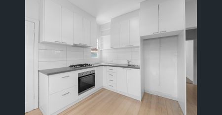 Beautifully renovated 2 Bedroom House with a renovated rear studio with Bathroom & Kitchen - Photo 4