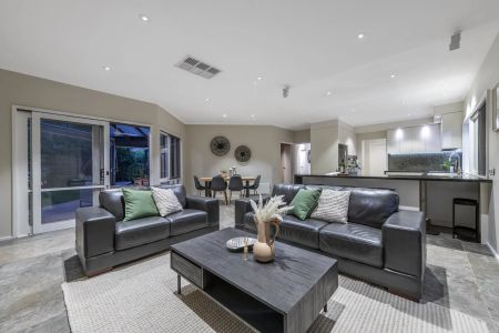 Stylish and Convenient Living in Premium Yarralumla - Photo 3