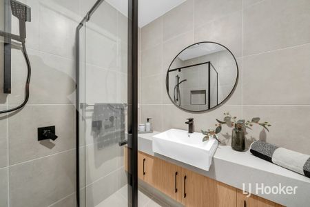 Spacious, Stylish & Perfectly Located in Central Dandenong - Photo 5