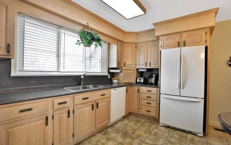 For Lease - 729 Parker Crescent, Burlington, Ontario - Photo 5