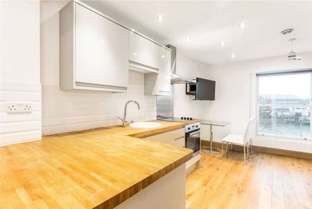 An immaculately presented one bedroom furnished apartment on the second floor, ideal for a single professional. - Photo 3