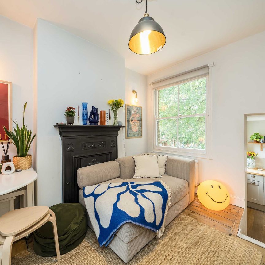 Vicarage Crescent, SW11, London - Photo 1