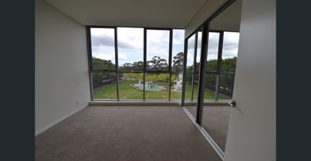 Beautifully Acquired Two Bedroom, Two Bathroom Split level Apartment with Stunning views with Split Air Conditioning - Photo 3