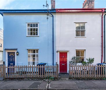 A light and spacious Victorian mid terrace house located on a sough... - Photo 4