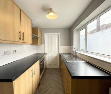 3 bedroom end of terrace house to rent - Photo 3