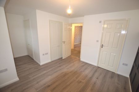 Martin Court, Sittingbourne, London - Photo 2