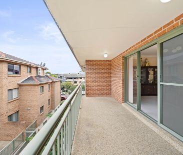 Large, well presented two bedroom unit. - Photo 1