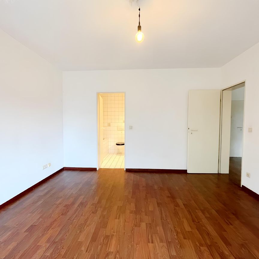 HELLE 2-ZIMMERWOHNUNG MIT GROßEM BALKON ZU MIETEN! - Photo 1