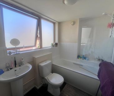 3 bedroom flat to rent - Photo 6