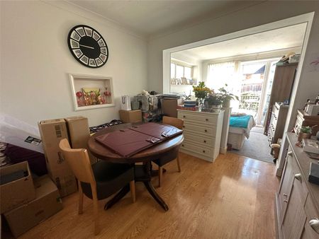 Derwent Close, Farnborough, GU14 - Photo 3