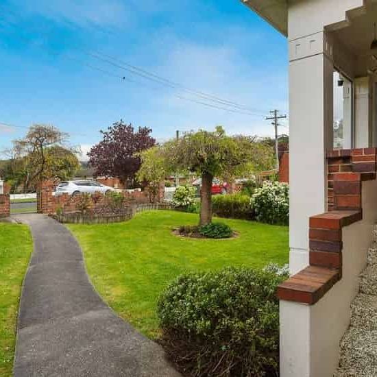 A beautiful brick house in a NEV’s most sought-aft - Photo 1