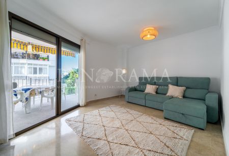 Bright beachfront apartment in the center of Marbella - Photo 2