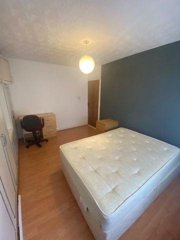 4 bedroom terraced house to rent - Photo 3