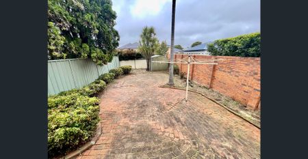 SPACIOUS FAMILY HOME! - Photo 2