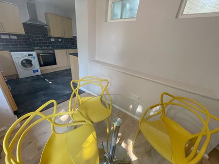 5 bedroom flat to rent - Photo 3