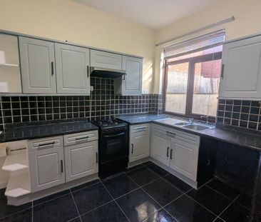 2 bedroom end of terrace house to rent - Photo 4