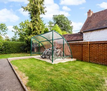 Green Lane, Horley, RH6 - Photo 2