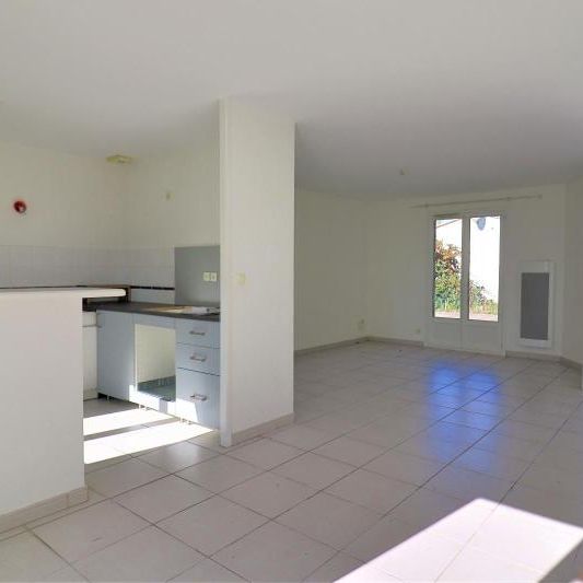 Location Maison 4 pièces 88m² ETAULIERS 33820 - Photo 1
