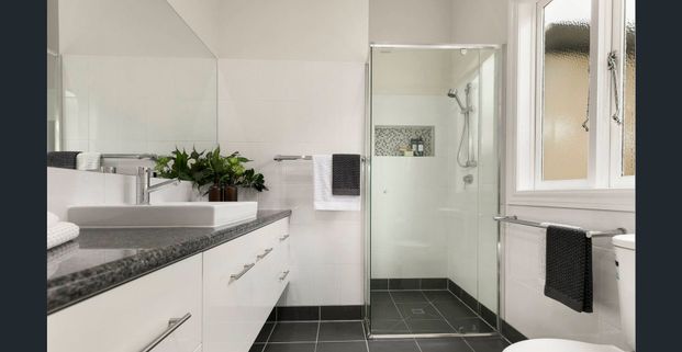 Stylish & An unbeatable location! - Photo 1