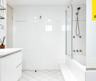 CONTEMPORARY 2 BEDROOM APARTMENT IN CENTRAL LOCATION - Photo 5