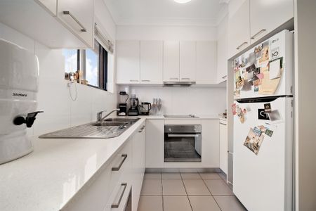 Stylish Two Bedroom Apartment with Undercover Parking in the Heart of Balmain - Photo 2