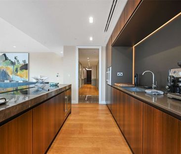 A beautifully furnished sub-penthouse apartment with a large roof terrace in a world class development. - Photo 1