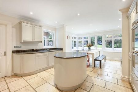 4 bedroom semi-detached house to rent - Photo 5