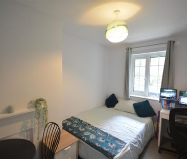 Drummond Gardens, Christ Church Mount, Epsom, Surrey, KT19 8RP - Photo 4