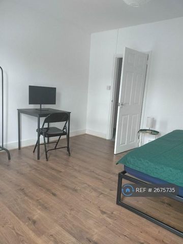 1 bedroom in a house share to rent - Photo 4