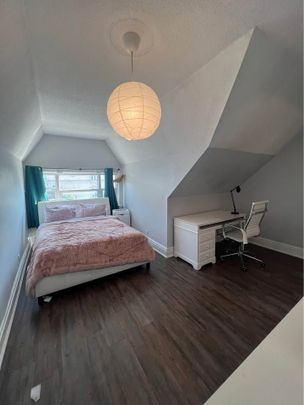 For Lease - 244 Bathurst Street, Toronto, Ontario - Photo 1