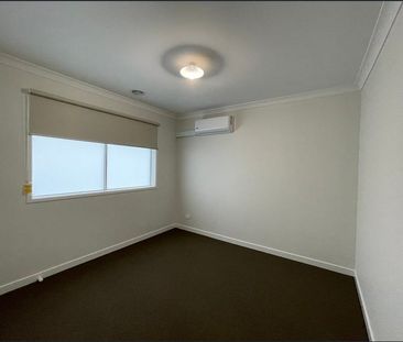 5 Socrates Crescent, Officer VIC 3809 - House For Rent | Domain - Photo 4