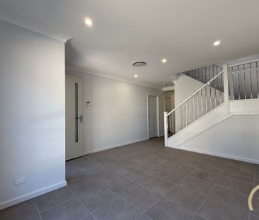 Brand New 4 Bedroom Home, Located in Austral! - Photo 3
