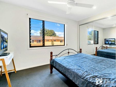 Modern living close to shops & beaches - Photo 4