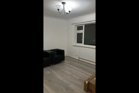 3 Bed Terraced House, Yoxley Drive, IG2 - Photo 2