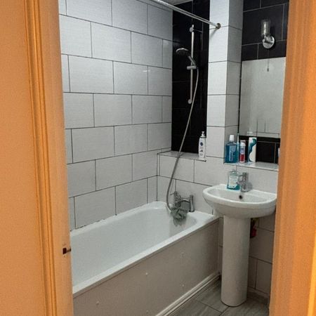 1 Bed Flat, Debham Court, NW2 - Photo 4