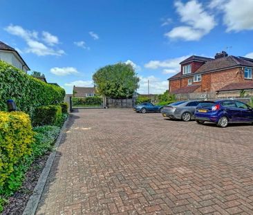 Well presented first floor 2 bedroom apartment situated in a small ... - Photo 2