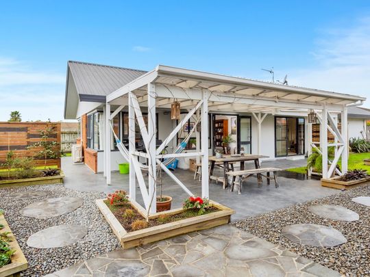 Beautiful Home in Quiet Cul-De-Sac - Papamoa - Photo 1