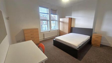 4 bedroom terraced house to rent - Photo 2