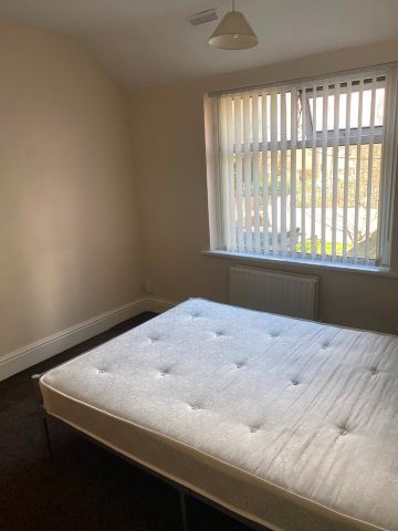 4 Bed Semi-Detached House, Mornington Crescent, M14 - Photo 5