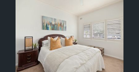 Suburban charm in tightly held locale - Photo 2